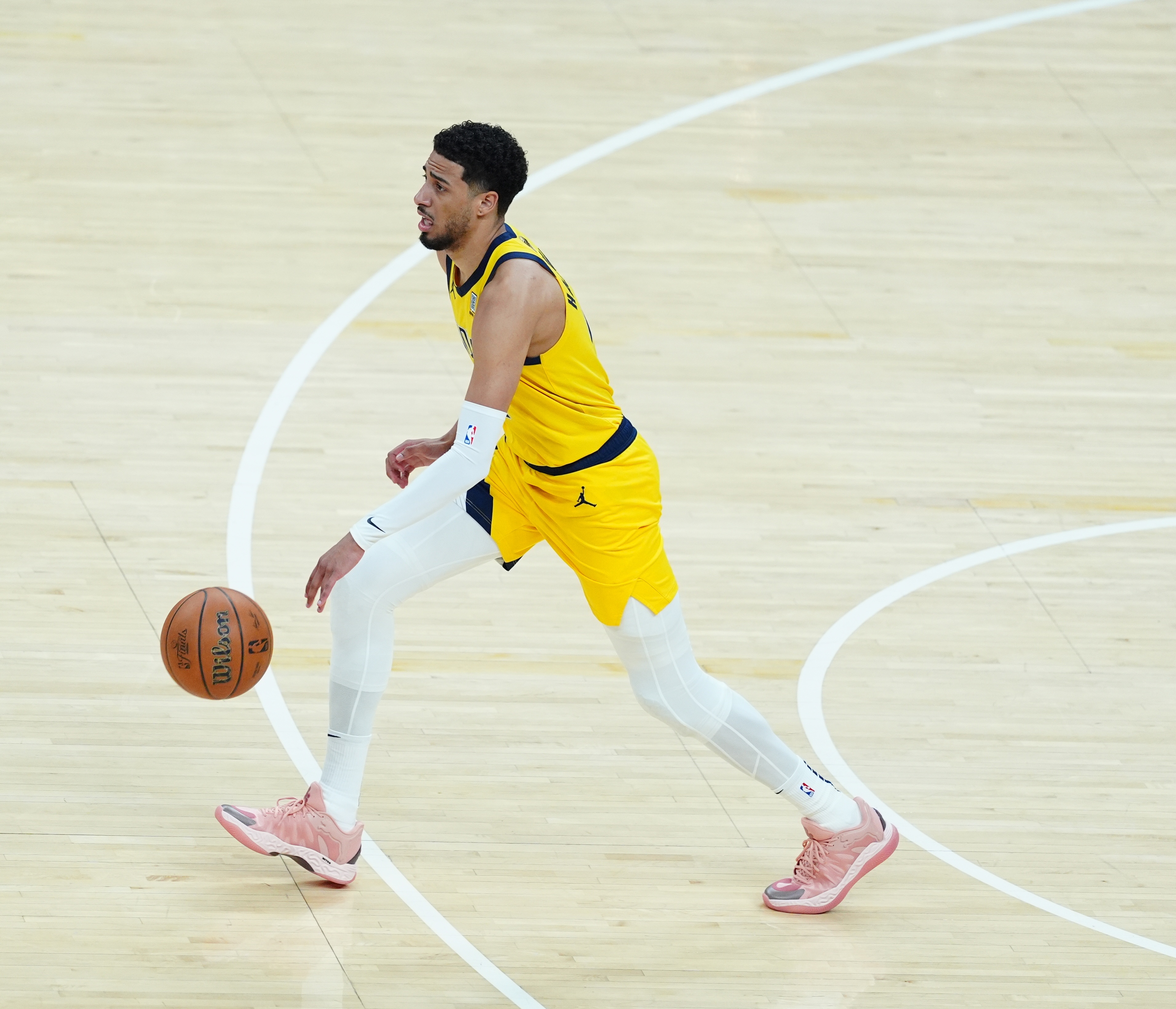 蜂鸟电竞比分平台-现役单场15次出手命中率80%+10助都有谁？仅一人40+&amp;一人四次达成